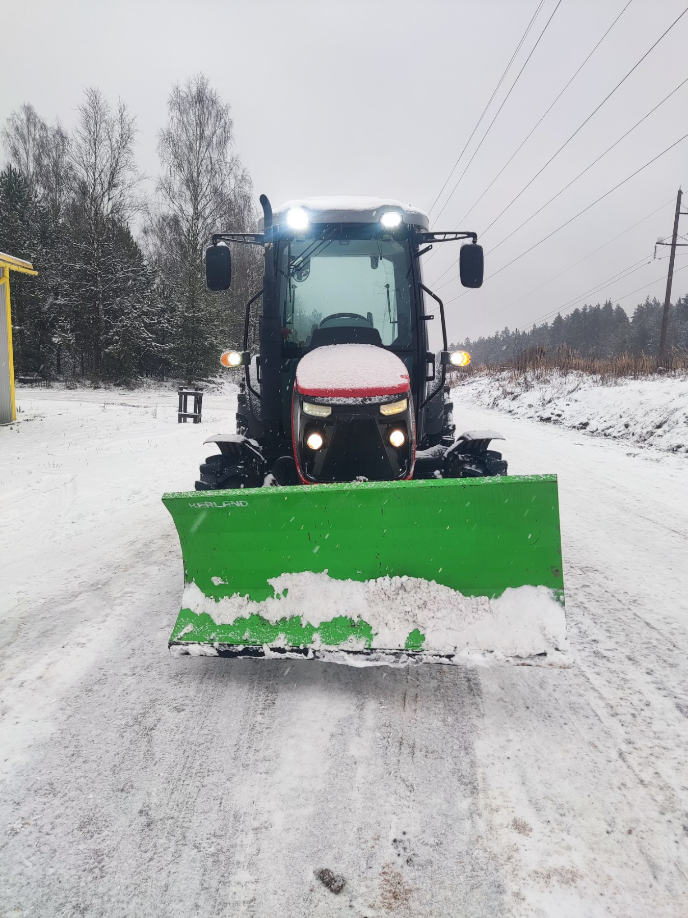 Трактор с носадкой для снега