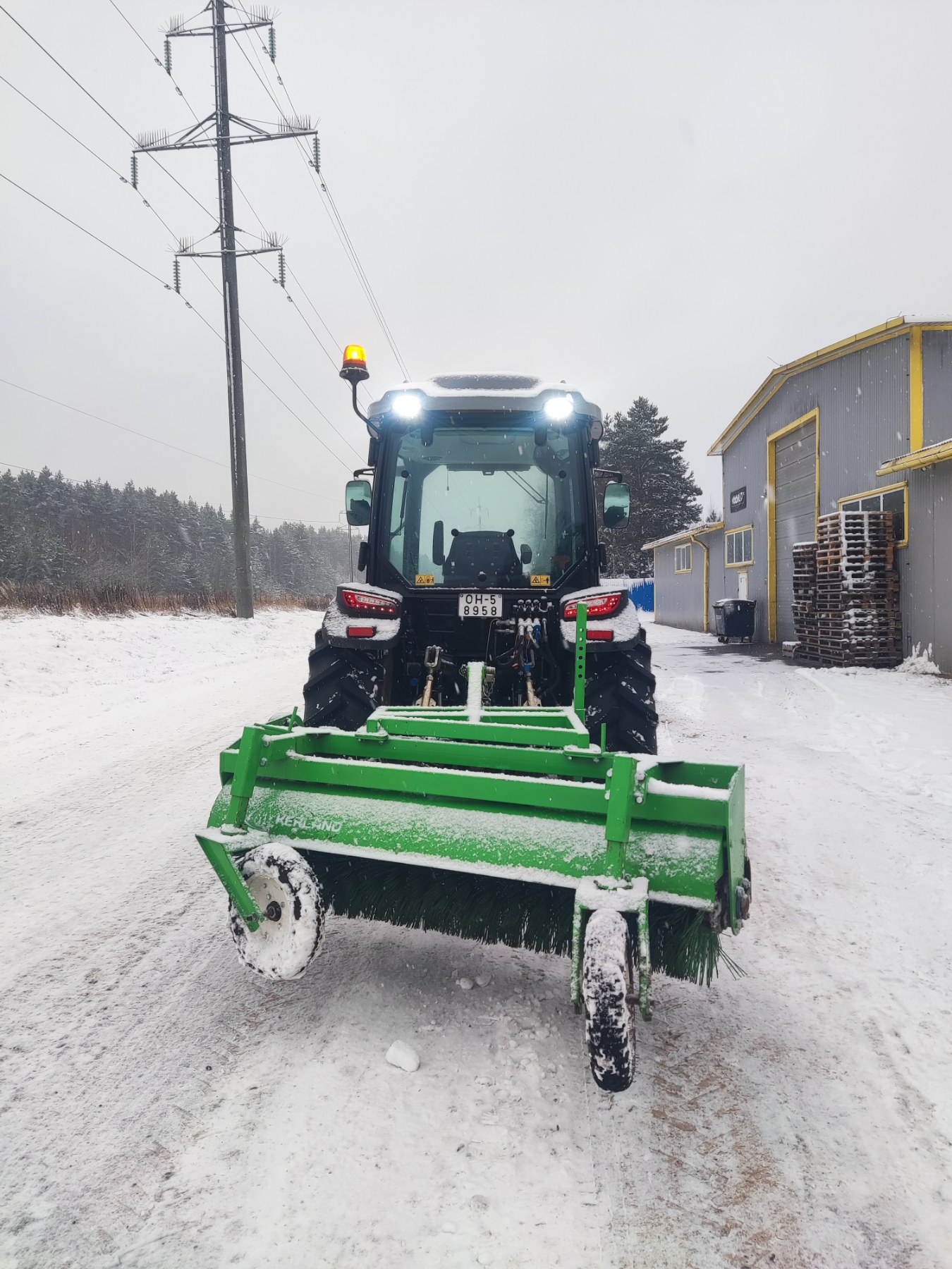 Трактор для уборки снега
